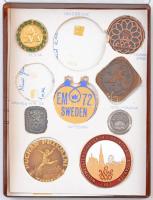 8db-os vegyes külföldi emlékplakett tétel, közte Ausztria / Bécs 1967. "Műkorcsolya és Jégtánc Világbajnokság" zománcozott Br plakett (70mm), Franciaország DN "25 éves a Közalkalmazottak és Egészségügyi Dolgozók Szervezete" jelzett, ezüstözött Br emlékérem (32mm) T:1-,2 mindegyik hátoldalán ragasztónyom 8pcs of various commemorative plaques, including Austria / Wien 1967. "World Figure Skating Championship" enamelled Br plaque (70mm), France ND "25th Anniversary of Association of Public Servants and Healthcare Employees" hallmarked, silvered Br commemorative medal (32mm) C:AU,XF all of them with gluemark on reverse