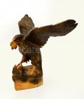 Halászó sas, faragott fa, szárnyán kis töréssel, szárnyai levehetőek, m:40 cm, h:75 cm