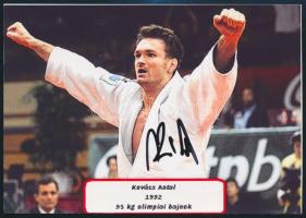 Kovács Antal (1972-) olimpiai és világbajnok cselgáncsozó aláírása egy őt ábrázoló fotón, 10x15 cm./ autograph signature