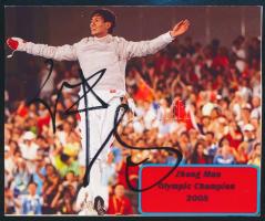 Zhong Man (1983-) olimpiai bajnok kínai kard vívó aláírása egy őt ábrázoló fotón, 10x12 cm./ autograph signature