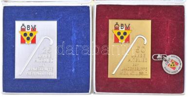 Ausztria 1971. "ÖBV - Österreichischen Blindenverband (Osztrák Vakok Szövetsége) 25 éve tagja a Landesgruppe Wiennek" ezüstözött, festett fém plakett tokban (51x71mm) + 1996. "ÖBV - Österreichischen Blindenverband (Osztrák Vakok Szövetsége) 50 éve tagja a Landesgruppe Wiennek" aranyozott, festett fém plakett tokban, "ÖBSV" kulcstartóval (plakett 51x71mm, kulcstartó 23mm) T:2 Austria 1971. "ÖBV - Österreichischen Blindenverband (Austrian Blind Association) Member for 25 years of the Landesgruppe Wien" silvered, painted metal plaque in case (51x71mm) + 1996.  "ÖBV - Österreichischen Blindenverband (Austrian Blind Association) Member for 50 years of the Landesgruppe Wien" gilt, painted metal plaque in case, with "ÖBSV" key ring (plaque 51x71mm, key ring 23mm) C:XF