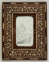 Csont berakásos gazdagon díszített fa képkeret, belső méret: 12,5×7,5 cm, külső méret: 24,5×19 cm