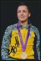 Yana Shemyakina (1986) olimpiai bajnok ukrán párbajtőr vívó aláírása az őt ábrázoló fotón, 15x10 cm./  autograph signature