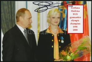 Svetlana Khorkina (1979-) olimpiai-, világ-, és Európa-bajnok orosz tornásznő aláírása az őt ábrázoló fotón, 10x15 cm./ autograph signature