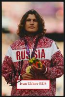 Ivan Ukhov (1986-) olimpiai bajnok magsugró atléta aláírása az őt ábrázoló fotón, 10x15 cm./ autograph signature