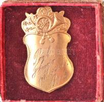 ~1920-1930. Aranyozott réz postás jelvény, belegravírozva "Pál Hugó" neve és címe(?), sérült tokban (33-19mm) T:2