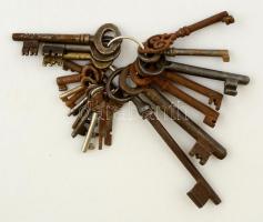 Régi kulcsok, 20 db, h: 12 cm és 3 cm. közötti méretben.