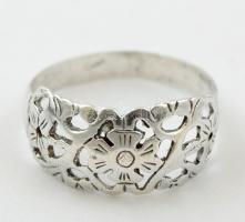 Ezüst(Ag) áttört virágos gyűrű, jelzett, méret: 59, nettó: 2,4 g