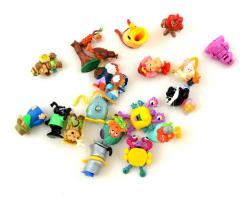 Régi műanyag játékfigurák, 20 db, változó méretben.