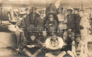 ~1930 A Dunai Flottila "Szeged" őrnaszádja folyamőrökkel a fedélzeten, csoportkép / Donau-Flotille / Danube fleet monitor with river guards on board, group photo (EB)