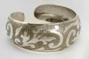 Ezüst(Ag) széles mintás karperec, jelzett, 7x6,5 cm, 22,8 g