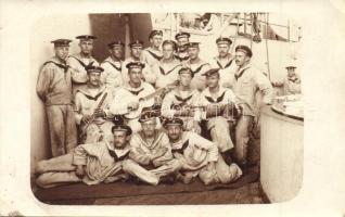 SMS Erzherzog Franz Ferdinand, a K.u.K. haditengerészet Radetzky-osztályú csatahajójának matrózai hangszerekkel, csoportkép / K.u.K. Kriegsmarine, mariners group photo