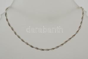 Ezüst(Ag) csavart karlánc, jelzett, h: 17,5 cm, nettó: 1,6 g