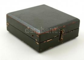 Svájci katonai óra, eredeti fa tokjában, működik, másodpercmutatós, d:7 cm