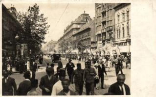Budapest VII. Rákóczi út, Cserkész felvonulás, Bihari, Guttman J. és Társa üzletei, Réthy drogéria, bőrönd ház, villamos, automobil, photo (EK)