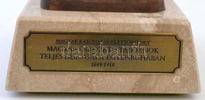 Demjén Imre (1937- ): Magyar katonai viselettörténet: Magyar öltözetű tábornok teljes dísz-/gálaegye...