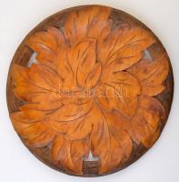 Faragott levél mintás fa tálca, d:32 cm