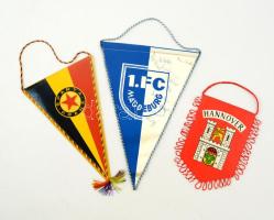 3 db dísz futballzászló(Magdeburg - dedikált, Prága, Hannover), 15 és 25 cm közötti méretekben