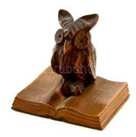 Könyvön ülő faragott fa bagoly figura 6 cm