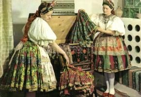 58 db főleg MODERN magyar népviseletes motívum képeslap / 58 mostly modern Hungarian folklore motive...