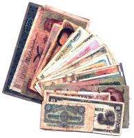 28db-os vegyes magyar és külföldi bankjegy tétel, közte 1902. 1000K piros "DEUTSCHÖSTERREICH" felülbélyegzéssel, Fülöp-szigetek / Japán megszállás 1942. 10P T:III-,IV  28pcs of various banknotes, including Hungary 1902. 1000 Korona with red "DEUTSCHÖSTERREICH" overprint, Philippines / Japanese occupation 1942. 10 Pesos C:VG,G