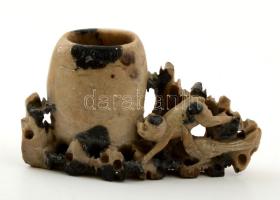 Majommal és madárral díszített távol-keleti motívumos zsírkő asztali írószertartó, apró kopásnyomokkal, m: 8 cm