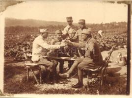 12 db RÉGI első világháborús katonai fotólap, K.u.K. katonák koccintás és főzés közben, csoportképek...