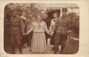 12 db RÉGI első világháborús katonai fotólap, K.u.K. katonák koccintás és főzés közben, csoportképek...