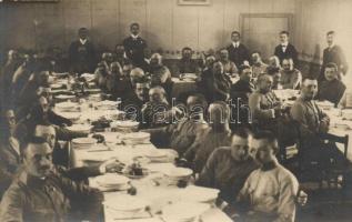 12 db RÉGI első világháborús katonai fotólap, K.u.K. katonák koccintás és főzés közben, csoportképek...