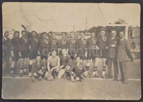 cca 1926 A magyar labdarúgó munkásválogatott Bécsben, kissé viseltes állapotban, a hátoldalán felirattal, 7x11 cm.