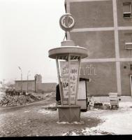 cca 1971 Budapest, a Fővárosi Moziüzemi Vállalat hirdető oszlopai, plakáthelyei, kirakatai, ahol az új filmeket hirdették, 13 db szabadon felhasználható, vintage negatív, 6x6 cm