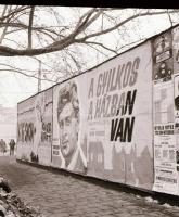 cca 1971 Budapest, a Fővárosi Moziüzemi Vállalat hirdető oszlopai, plakáthelyei, kirakatai, ahol az ...