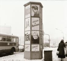 cca 1971 Budapest, a Fővárosi Moziüzemi Vállalat hirdető oszlopai, plakáthelyei, kirakatai, ahol az ...