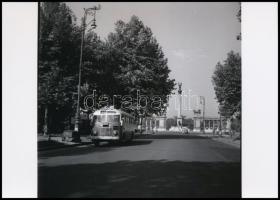 cca 1960 Budapesti trolibusz A Hősök terénél, 1 db szabadon felhasználható vintage negatív (6x6 cm) és az erről készült mai nagyítás, 13x18 cm