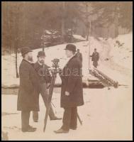 1906 Földmérők a Tátrában, kartonra ragasztva, 13x12 cm