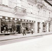 cca 1975 Budapesti városképek, életképek, 13 db szabadon felhasználható, professzionális minőségű, vintage negatív, 6x6 cm és 6x9 cm között