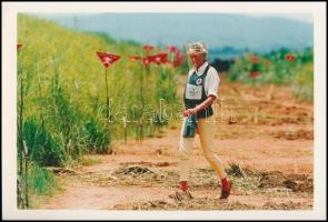 1997 Diana hercegnő aknásított övezetben tett látogatása Angolában, sajtófotó, hátulján feliratozva 17x25 cm / Princess Diana is visiting a mined area in Huambo, Angola, pressphoto  17x25 cm