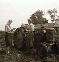 cca 1959 Túrkeve, gépállomás, 22 db vintage negatív felvétel Kotnyek Antal (1921-1990) fotóriporter ...