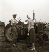 cca 1959 Túrkeve, gépállomás, 22 db vintage negatív felvétel Kotnyek Antal (1921-1990) fotóriporter ...