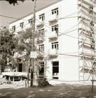 cca 1965 Kecskemét, Medgyesi László hagyatékából 13 db vintage negatív (városképek, utcai fotók, épületbelsők), 6x6 cm