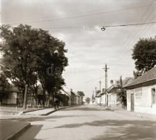 cca 1965 Kecskemét, Medgyesi László hagyatékából 13 db vintage negatív (városképek, utcai fotók, épü...