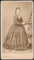 cca 1868 Kölberné (született Halbauer Lujza) feliratozott, vizitkártya méretű vintage fényképe, Canzi és Heller pesti műterméből, 10,5x6 cm