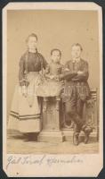 cca 1865 Gál József gyermekeiről készült, feliratozott, vintage, vizitkártya méretű fénykép Licskó pesti vagy gyöngyösi műtermében, 10,5x6 cm
