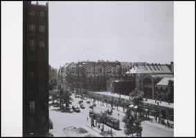 cca 1947 Budapest, villamos a Károly körúton (később Tanács körút), vintage negatívról készült mai nagyítás 18x25 cm-es fotópapírra