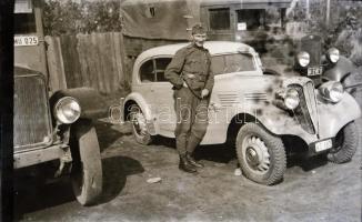 cca 1952 Katonák régi autóval, régi motorral, géppisztollyal, 3 db vintage negatív, 6x9 cm