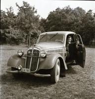 cca 1955 Régi autó, 2 db szabadon felhasználható vintage negatív D.K.W. autóról, 6x6 cm