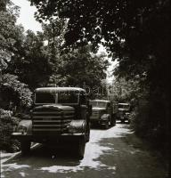 1955 Csepel teherautók hosszú bejáratása, 5 db szabadon felhasználható vintage negatív, 6x6 cm