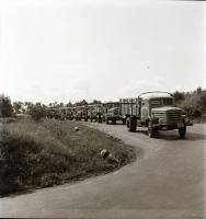 1955 Csepel teherautók hosszú bejáratása, 5 db szabadon felhasználható vintage negatív, 6x6 cm