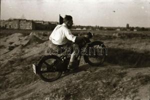 cca 1960 Budapest, a Csepel motor gyártásáról készült 2 db professzionális minőségű, szabadon felhas...