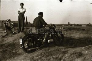 cca 1960 Budapest, a Csepel motor gyártásáról készült 2 db professzionális minőségű, szabadon felhas...